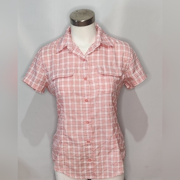 Magellan Outdoors Tops - Magellan M fish gear vented pink gingham fishing